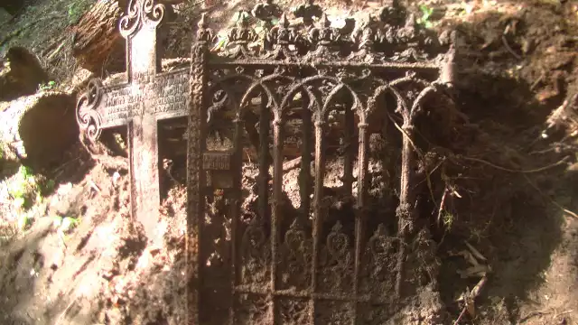 Żeliwne krzyże, kamienne nagrobki, szklane tablice z drugiej połowy XIX wieku znaleźli członkowie Stowarzyszenia Eksploracyjno-Historycznego Gryf ze Słupska, którzy w weekend porządkowali zaniedbany cmentarz w Smołdzinie.