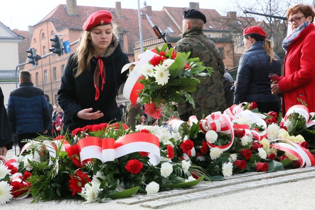 Harcerki składają kwiaty przed pomnikiem w Międzyrzeczu.