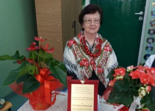 Maria Seweryn kieruje zespołem „Ostrowianki” od czterdziestu lat. Podczas jubileuszu były kwiaty, życzenia i pyszny tort.