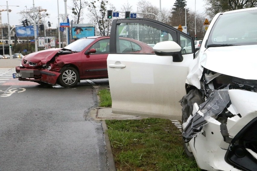 Wypadek dwóch samochodów przy dworcu głównym PKP (ZDJĘCIA)