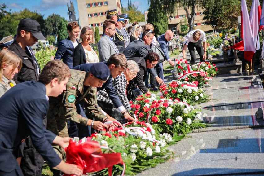 Kwiaty złożono między innymi na grobie ofiar nazistowskich...