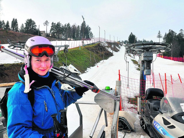 Pani Anna z Białegostoku specjalnie na narty przyjechała do Krynicy-Zdroju. Większość tras zjazdowych jest zamknięta, wyciągi stoją, a spod cienkiej warstwy śniegu wystają płaty zielonej trawy.