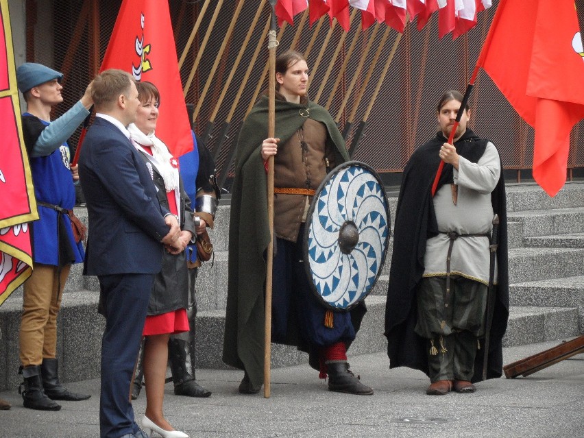 Rodzinne spotkanie z historią w obozie rycerskim oraz bieg...