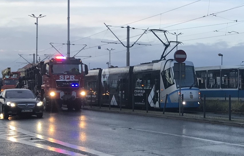 Wypadek dwóch tramwajów na pl. Jana Pawła II. Potężne utrudnienia 