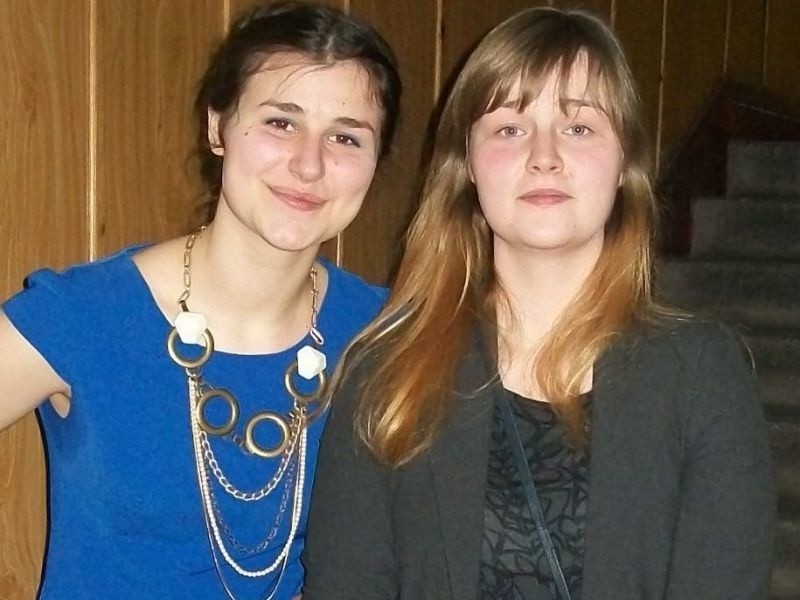 Estera i jej siostra Ania - z prawej , jako pierwsza w...
