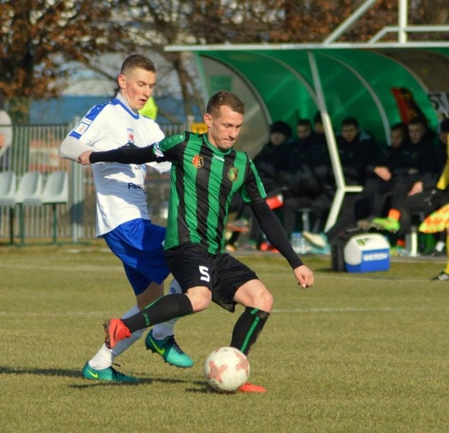 Łukasz Pietras (przy piłce) pomocnik Stali Stalowa Wola.