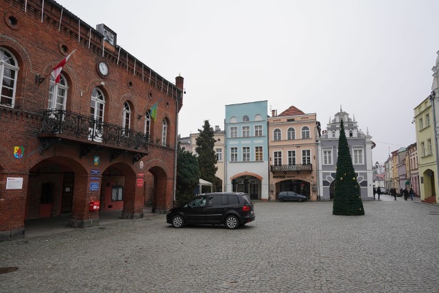 Gminna spółka Inwest-Kom w Gniewie chce sprzedać darowaną jej kilka lat temu zabytkową kamienicę, bo potrzebne są jej pieniądze, aby utrzymać płynność finansową. Radni mają wątpliwości co do sprzedaży obiektu, w którym mieszkał i tworzył Leon Wyczółkowski.