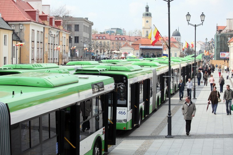 Niedziela, południe. Wzdłuż ulic Lipowej i Rynek Kościuszki,...