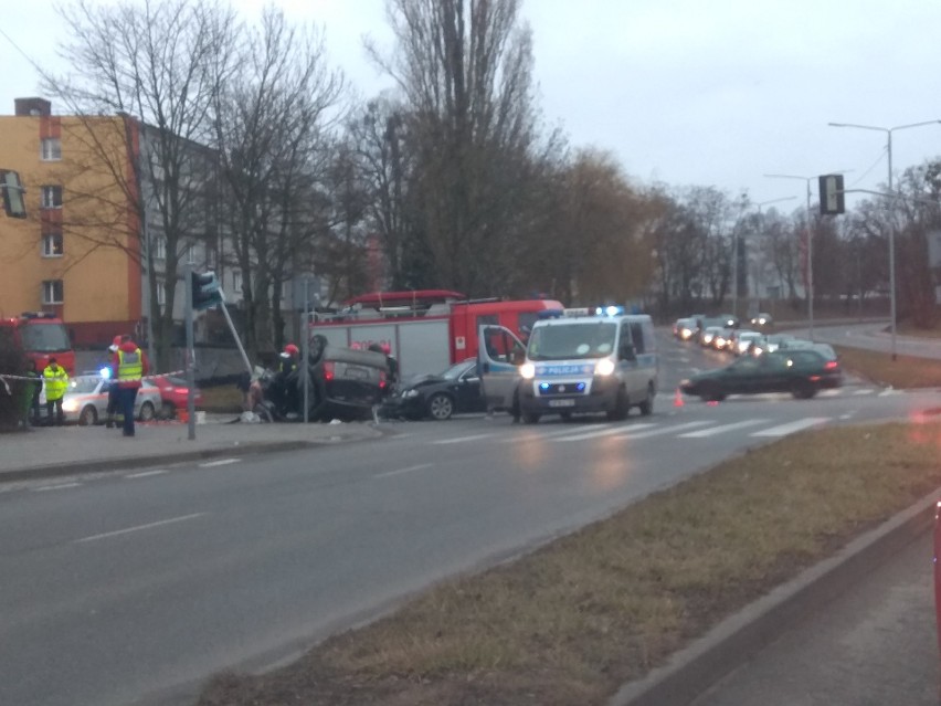 Dachowanie na Sczanieckiej. Dwie osoby w szpitalu [ZDJĘCIA]