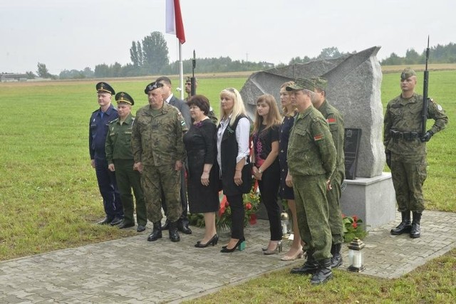 W uroczystościach wzięli udział członkowie rodzin zmarłych pilotów, polscy i białoruscy wojskowi, przedstawiciele władz miasta.