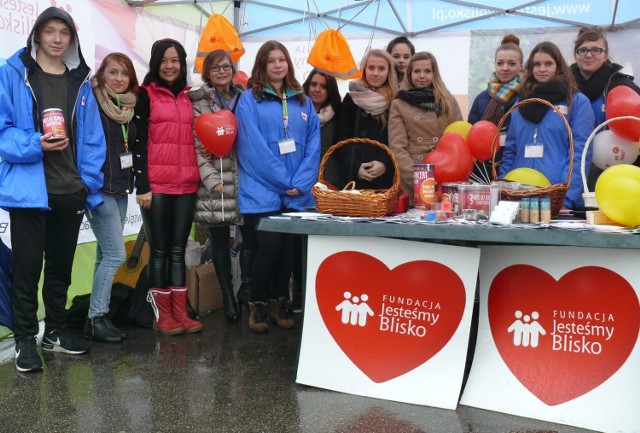Dzielni wolontariusze kwestowali w poniedziałek w rynku w strugach deszczu. Towarzyszyła im założycielka fundacji Małgorzata Wypychewicz.