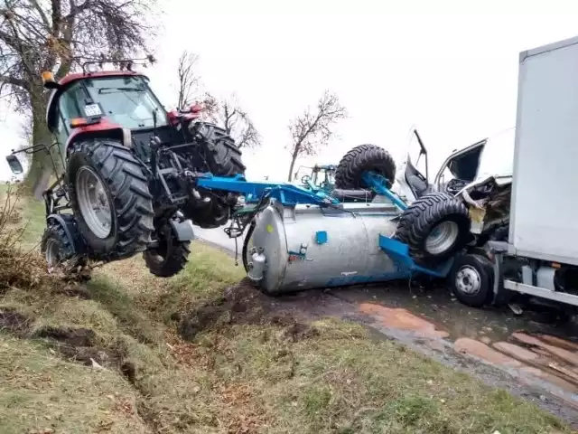 Na drodze wojewódzkiej 705, między Słupią a Jeżowem pod Brzezinami tir zderzył się z ciągnikiem rolniczym z z beczką asenizacyjną.Zobacz zdjęcia na kolejnych kartach