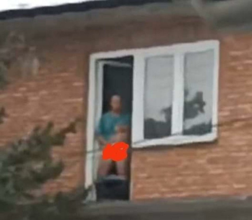 Mężczyzna na balkonie obnażał się wielokrotnie