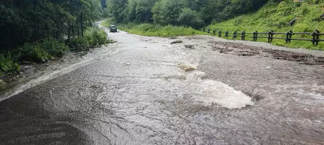 Droga powiatowa w Nasicznem pozostaje zamknięta z powodu bardzo silnego deszczu. Prace związane z jej udrożnieniem będą możliwe po ustaniu opadów.