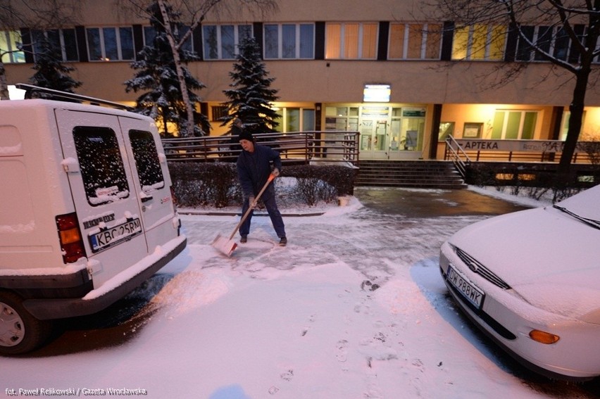 Zima we Wrocławiu. Śnieg i mróz utrudniają życie pieszym oraz kierowcom [FOTO, MAPA]