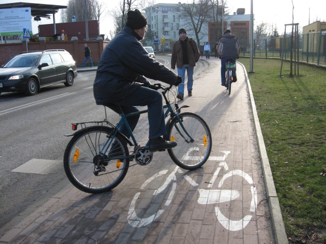 Zdaniem Czytelnika, ścieżka rowerowa powinna zostać przeniesiona na drugą stronę ulicy.
