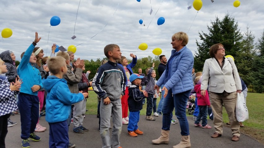 Uczniowie szkoły w Górażdżach wypuścili w niebo ponad 50 balonów z listami