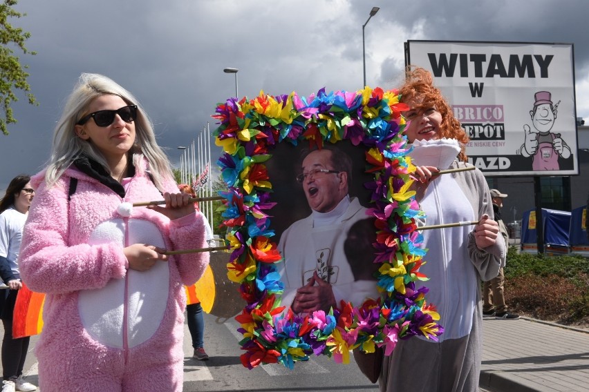 Protest pod Radiem Maryja w Toruniu: "Na drugi koniec tęczy...