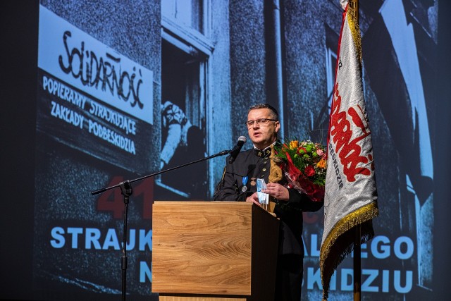 Związkowiec Roku 2021 Grzegorz Babij Zobacz kolejne zdjęcia. Przesuwaj zdjęcia w prawo - naciśnij strzałkę lub przycisk NASTĘPNE