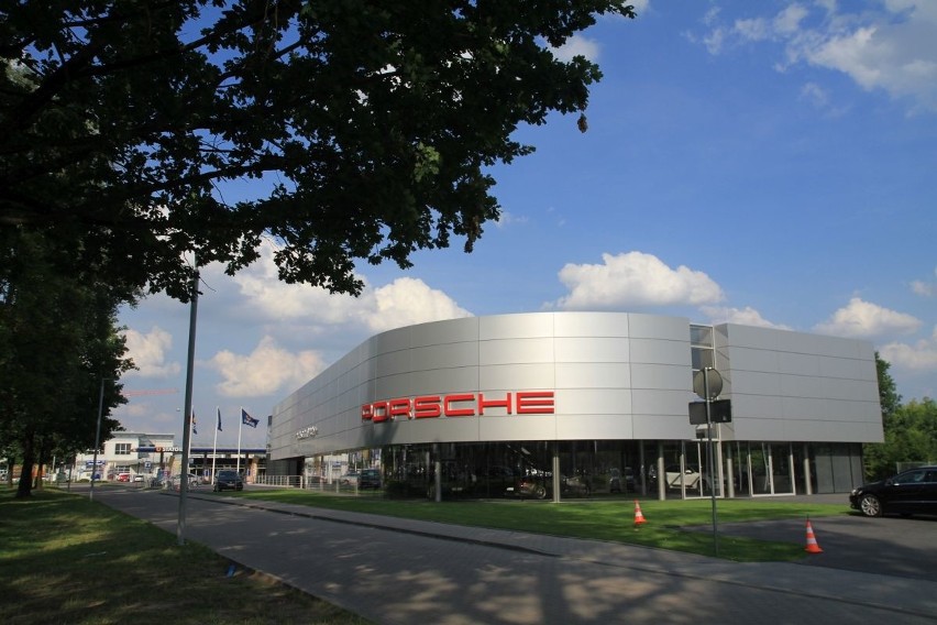 Salon Porsche we Wrocławiu otwarty. Inne luksusowe marki na razie w Warszawie (ZDJĘCIA, CENY)