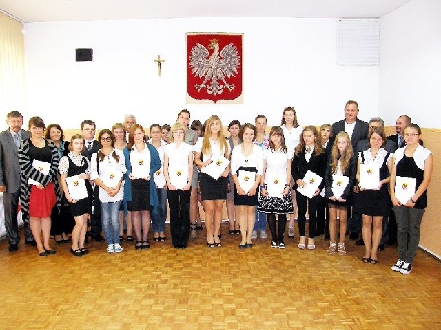 Nagrodzeni uczniowie w sali starostwa w Mogilnie