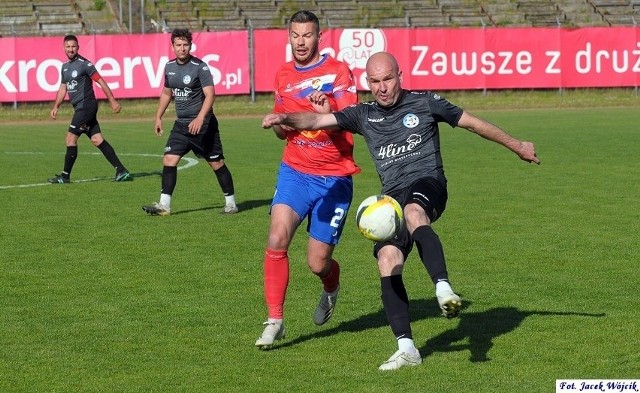 Grzegorz Wawreńczuk (przy piłce) dołączył do Pogoni przed rozpoczęciem rundy wiosennej sezonu 2014/15.