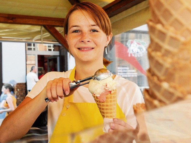 Pani Patrycja podaje lody z cukierni Sowa