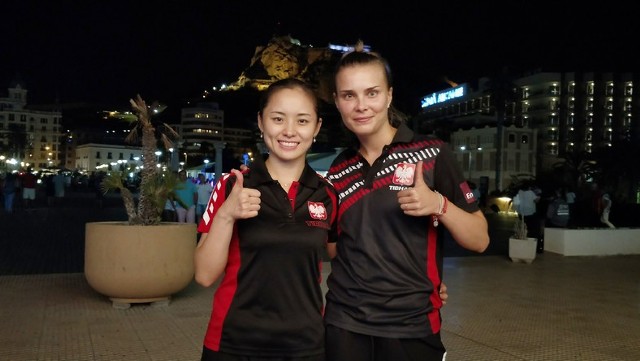 Li Qian (z lewej) w bratobójczym półfinale ograła Katarzynę Grzybowską-Franc.