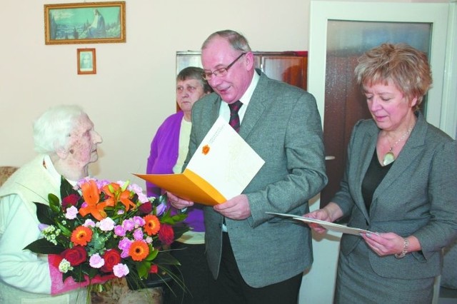 Jubilatkę odwiedził prezydent miasta, Mieczysław Czerniawski. Przekazał jej bukiet kwiatów i moc życzeń.