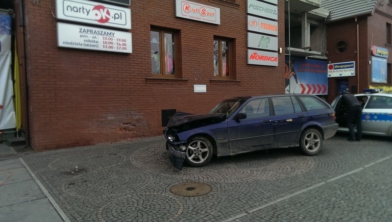 Wypadek na Wyścigowej. BMW wjechało w sklep