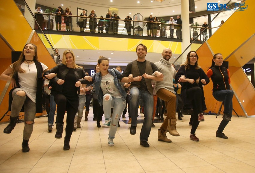 Opera na Zamku zorganizowała flash mob w Kaskadzie, w którym...
