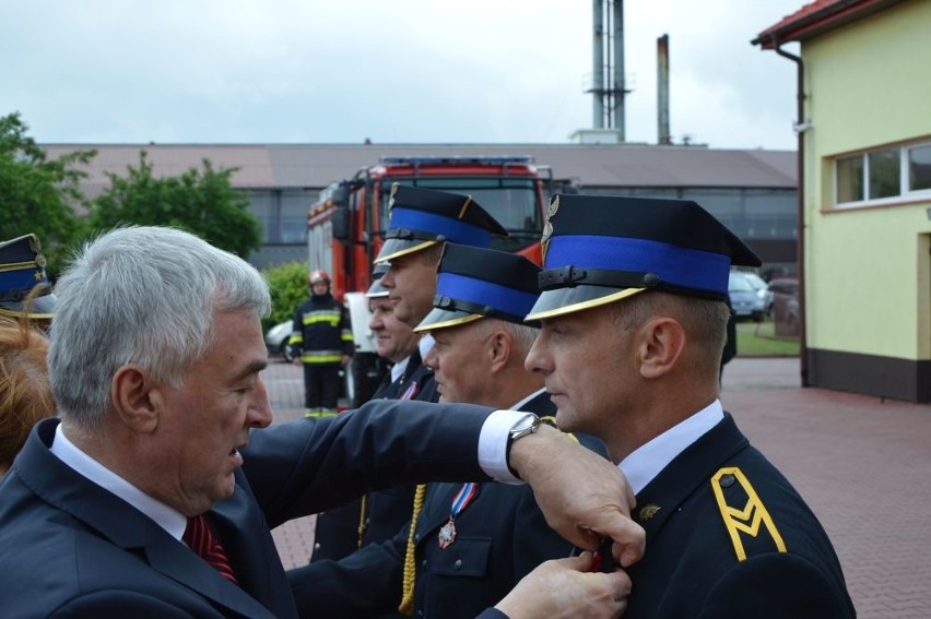 Dostali samochód za milion 200 tysięcy. Awanse i medale dla skarżyskich strażaków w dniu ich święta. Zobacz zdjęcia i filmy