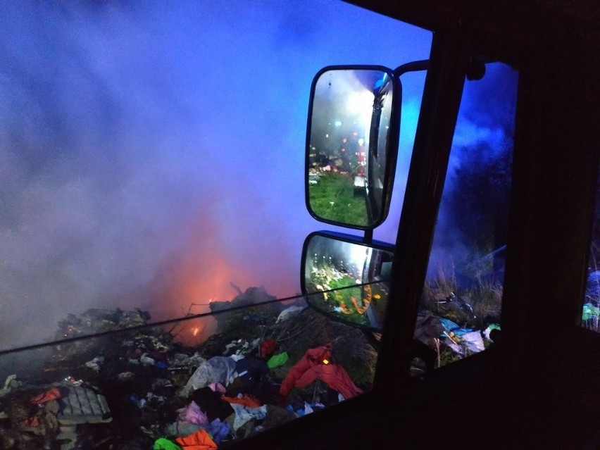 Słupia Konecka. Seria pożarów dzikiego wysypiska śmieci. Zobacz zdjęcia z akcji gaśniczych