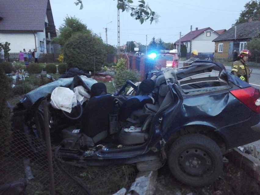 Wypadek w Patokach. Kierowca zginął po uderzeniu w słup