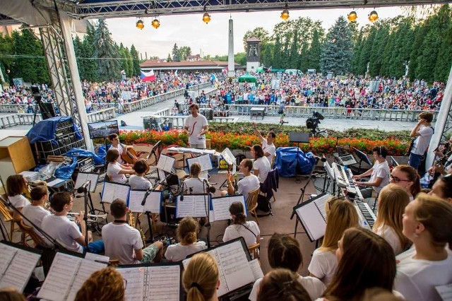 W ogromnym, klasztornym ogrodzie cystersów tysiące młodych Czechów słuchają koncertów czy katechez