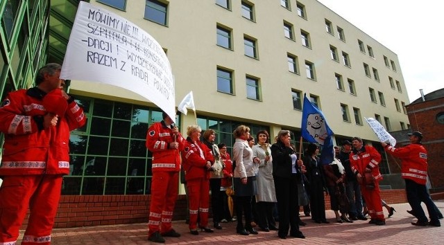 Po tym jak pracownicy szpitala przeszli ulicami Opatowa, manifestacja zakończyła się pod budynkiem nowego skrzydła.