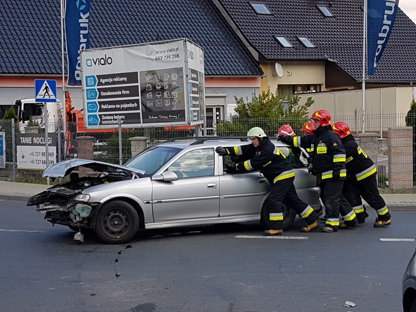 Wypadek w Sławięcicach. Honda zderzyła się z oplem.