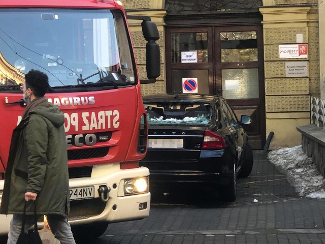 Spadający lód z dachu budynku przy ul. Karmelickiej uszkodził samochód. Tylna szyba została całkiem roztrzaskana