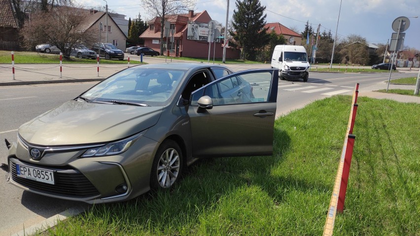 Wypadek na skrzyżowaniu ulic Wyszyńskiego i Bema. Zderzenie toyoty z dostawczakiem. Kobieta wymusiła pierwszeństwo [ZDJĘCIA]