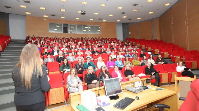 W poniedziałkowe popołudnie, 17 kwietnia na Wydziale Pedagogiki Uniwersytetu Jana Kochanowskiego w Kielcach odbyła się wyjątkowa konferencja dla pań pod nazwą "Cztery Pory Kobiecości".