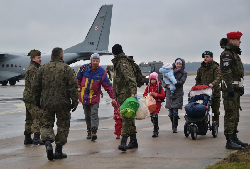Uchodźcy z Donbasu wylądowali na lotnisku pod Malborkiem [FILM,ZDJĘCIA]