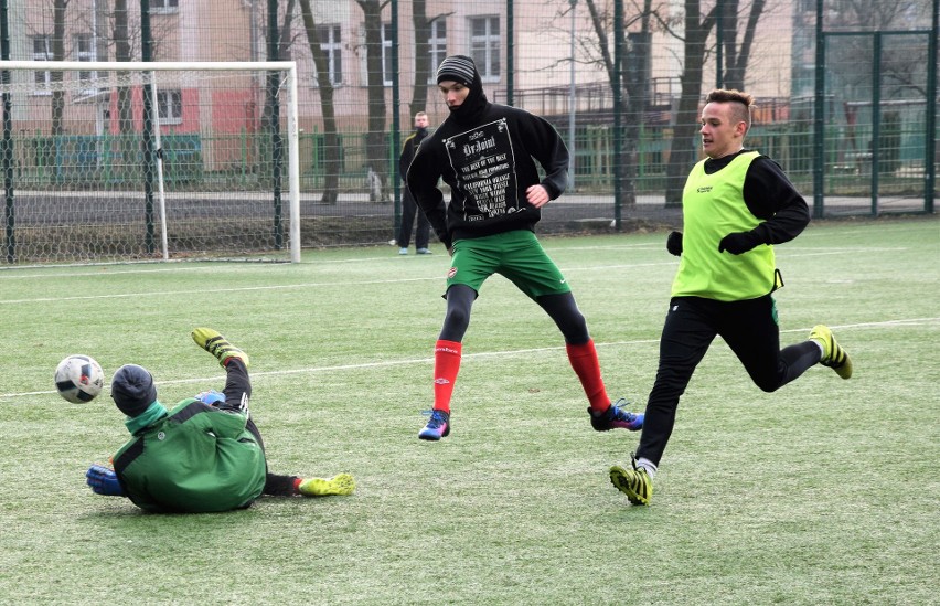 Mimo chłodu na bocznym boisku Stadionu im. Inowrocławskich...