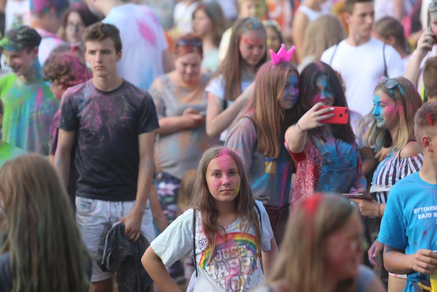 Święto kolorów w Rudzie Śląskiej. Tłumy ludzi w barwnym tańcu na plantach ZDJĘCIA