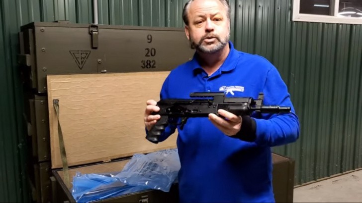 Jeden z amerykańskich dystrybutorów prezentuje broń Mini...