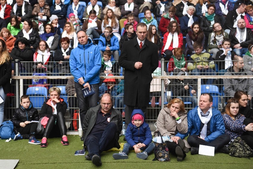 Rocznica chrztu: Tysiące wiernych na mszy na stadionie