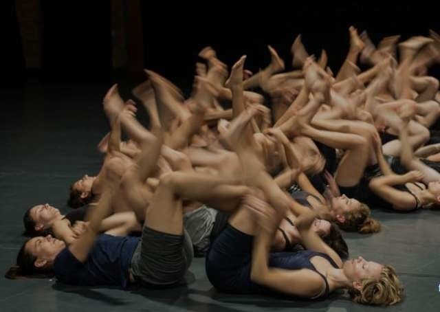 „Collective jumps” - teatr ruchu z dwudziestoma polskimi tancerkami i tancerzami oraz z choreografią Niemki z Berlina, Isabelle Schad