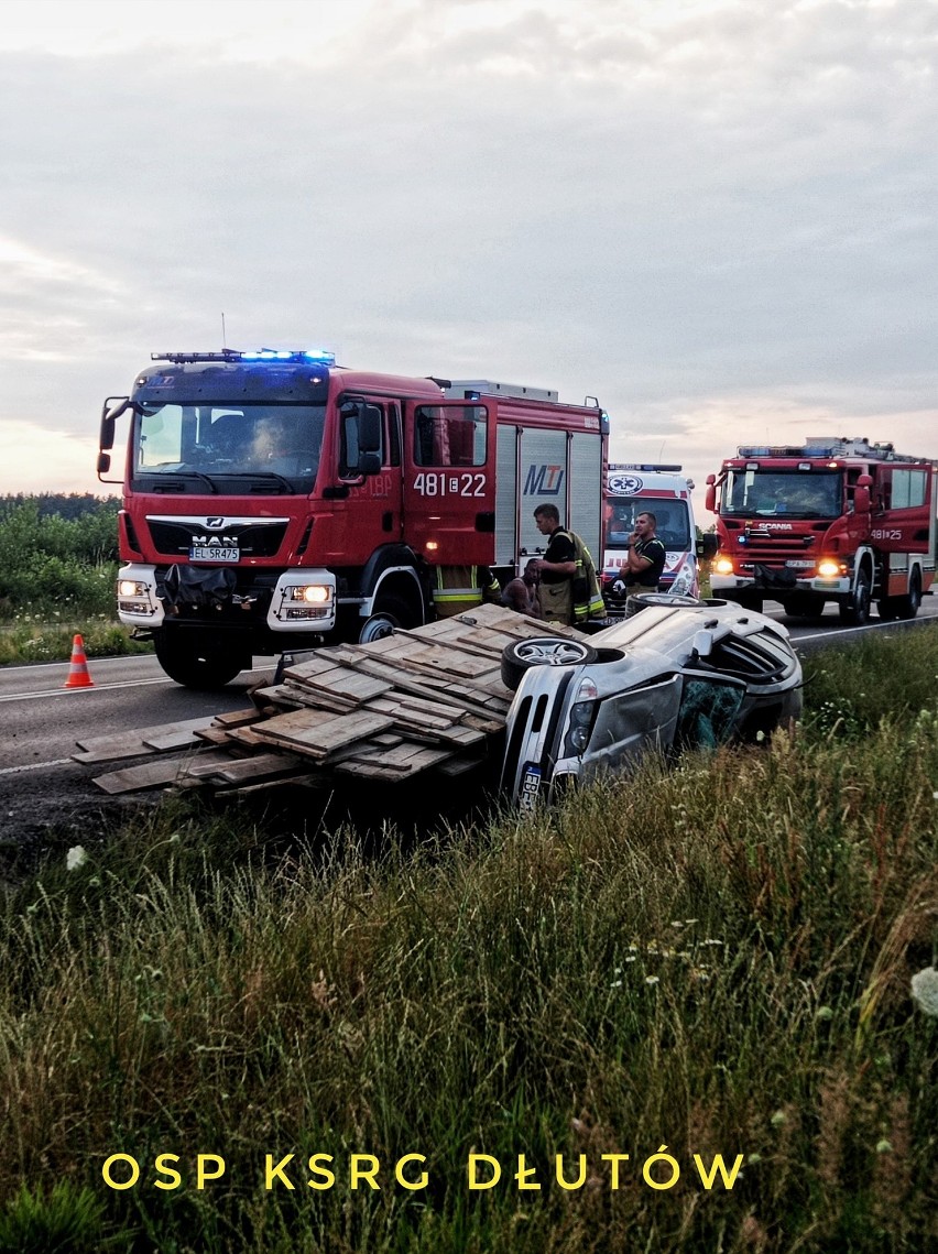 Samochodem jechały dwie osoby, które wydostały się z pojazdu...