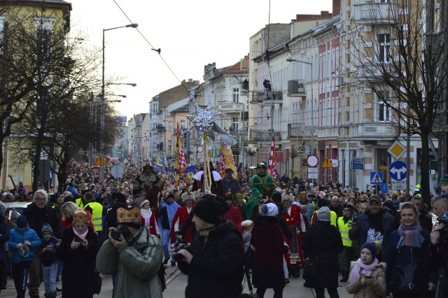 - To niesamowite, ile ludzi chce iść oddać pokłon Jezusowi - mówili w sobotę gorzowianie, którzy przyszli na orszak Trzech Króli.Mieszkańców było tyle, że całkowicie zapełnili Stary Rynek, gdzie orszak miał swój początek. Jednak jeszcze więcej gorzowian czekało wzdłuż trasy przemarszu. Oni też dołączali do orszaku, który jak zawsze kierował się w stronę Placu Grunwaldzkiego. Szli starsi, młodsi, całe rodziny. Początek i koniec kolumny ludzi obstawiała policja, boków i środka pilnowała służba porządkowa organizatorów. Uczestników orszaku było tylu, że gdy czoło marszu było przy ul. Borowskiego, koniec jeszcze mijał kawiarnię Letnią!Po drodze trzech króli (dostojnie jechali na koniach) zaczepiały diabły i pozdrawiały anioły. A na samym placu czekała na nich stajenka z Maryją, Józefem i Jezusem. Oraz dziesiątkami rozśpiewanych dzieci.Braliście udział w sobotnim orszaku? Może odnajdziecie się na zdjęciach naszego reportera?