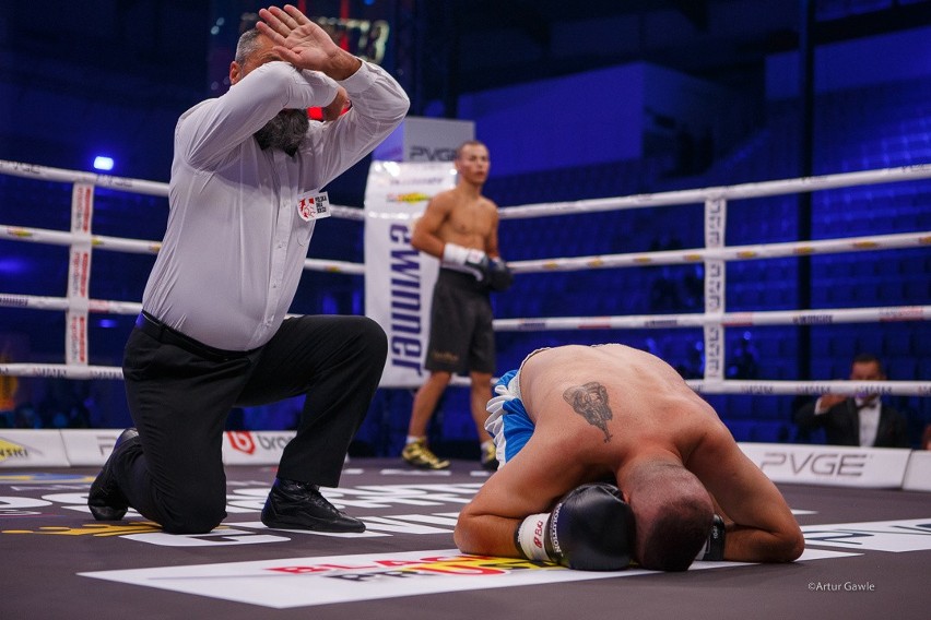 KnockOut Boxing Night 13 w Tarnowie. Efektowne wygrane Masternaka, Różańskiego, Balskiego i braci Kiwiorów [DUŻO ZDJĘĆ]      