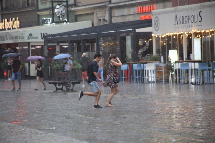 Tłum ludzi spacerujący po wrocławskim Rynku, podczas...